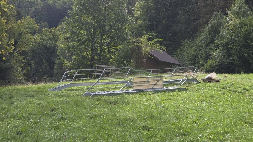 Avant l'arrivée de l'hélicoptère, l'escalier était posé dans le champs du Pré aux Clées.