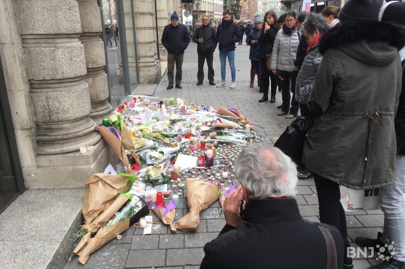 Les passants ont déposé des fleurs sur les différents lieux de l’attaque de Strasbourg.