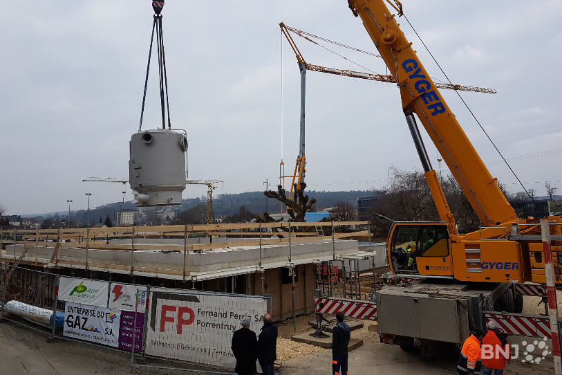Le filtre à eau de plus de 4 tonnes a été levé à l'aide d'une grue pour être déposé dans le local technique de la future piscine. ¨