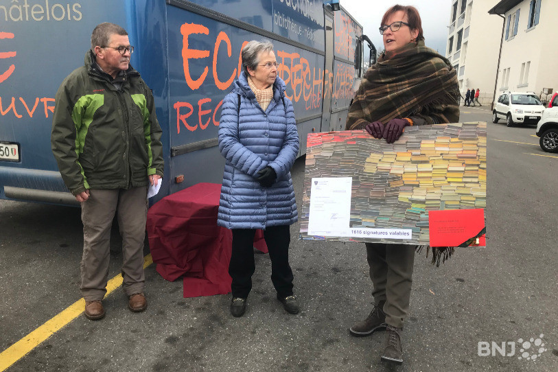 Jean-Michel Bühler et Berthe-Hélène Balmer ont remis vendredi matin à la conseillère communale Anne-Christine Pellissier 1'616 signatures en faveur du maintien du Bibliobus à Val-de-Ruz.