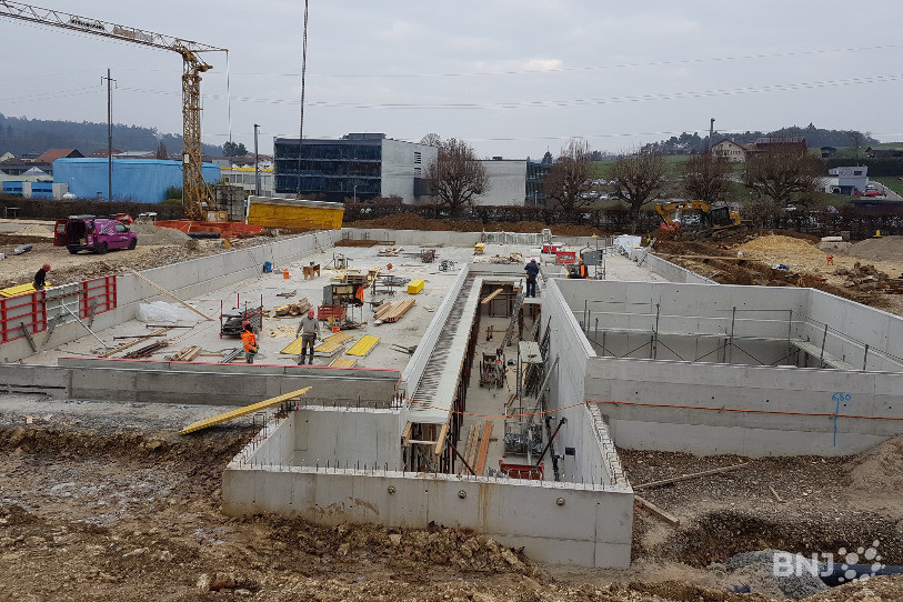 Le « carré » de droite sera le futur bassin du plongeoir. Derrière lui, la zone d'arrivée du toboggan qui rejoindra le bassin principal situé sur la gauche. Le petit « L » au centre sera mis à niveau et deviendra une plage pour les baigneurs.