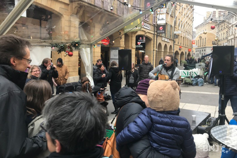 Il fallait être habillé chaudement pour profiter du concert de Junior Tshaka samedi à Neuchâtel.