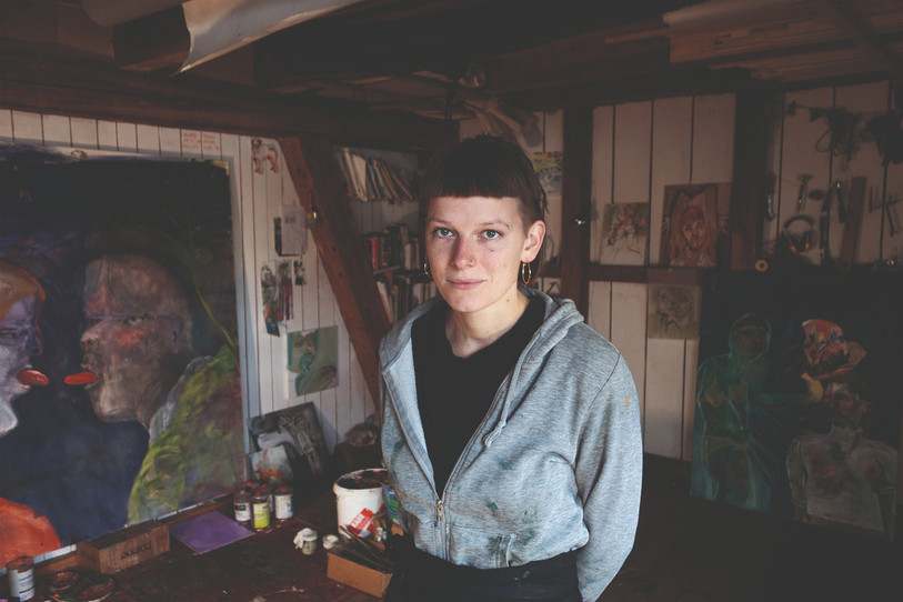 Jeanne Jacob dans son atelier biennois. L'artiste voue un intérêt particulier aux portraits. (Photo : Jeanne Jacob)