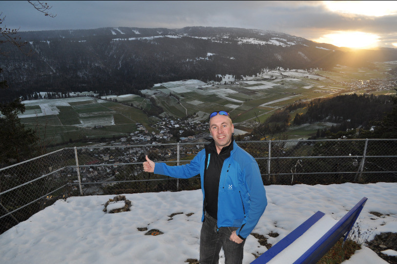 Manfred Bühler pose au au lieu-dit « Le Signal » avec en contrebas le village de Cortébert. (photo: Manfred Bühler)