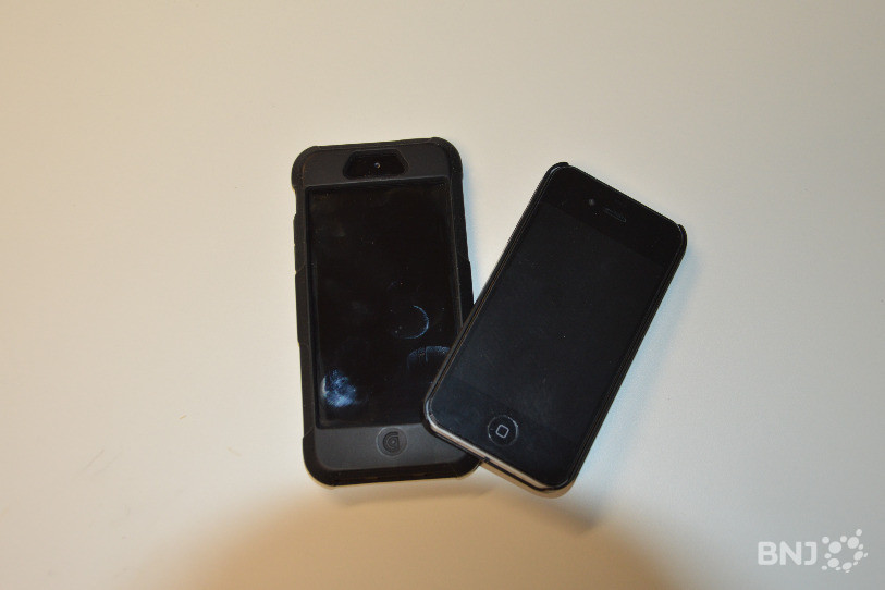 L'un des deux objets est un téléphone, l'autre un taser, sauriez-vous faire la différence ? Celui de droite est en fait un appareil à électrochocs.