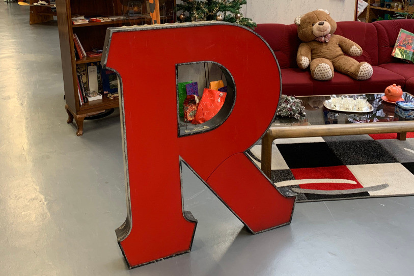 Le « R » de l'enseigne Campari a atteri par hasard chez Régénove, à Tramelan. (Photo: Régénove)