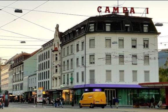 L'enseigne Campari de la place Centrale, avant le remplacement de la lettre disparue. (Photo: Serhat Ozgun)