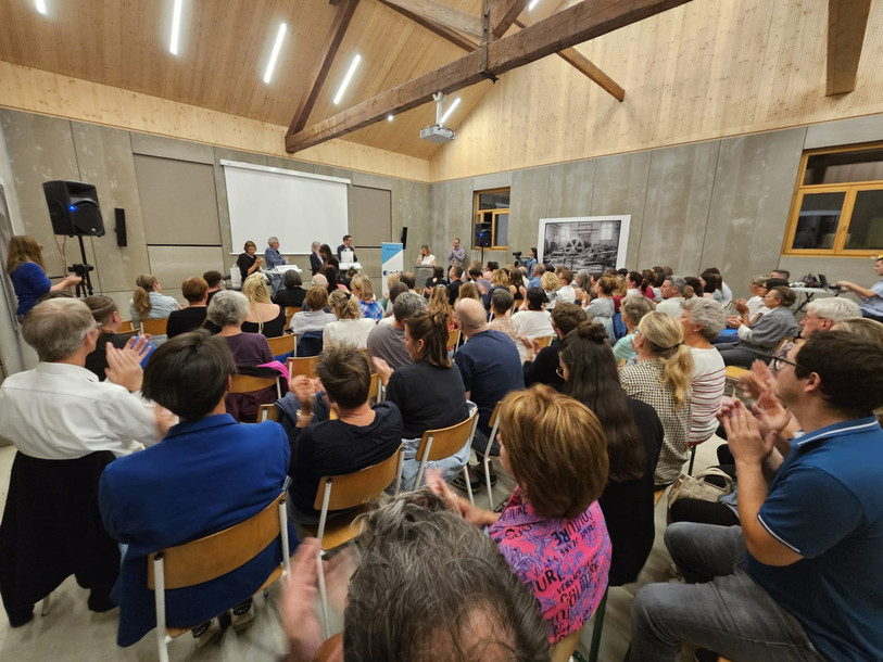 La soirée a fait salle comble à la Tête de puits de mine à Delémont où quelques 120 personnes ont assisté au débat. (photo : ARLD)