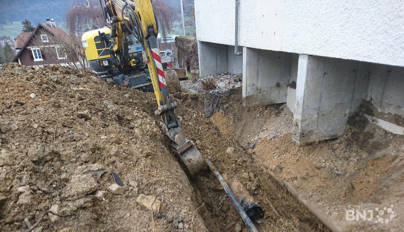 Les Services industriels de Moutier sont à pied d'œuvre pour remplacer la canalisation fissurée.