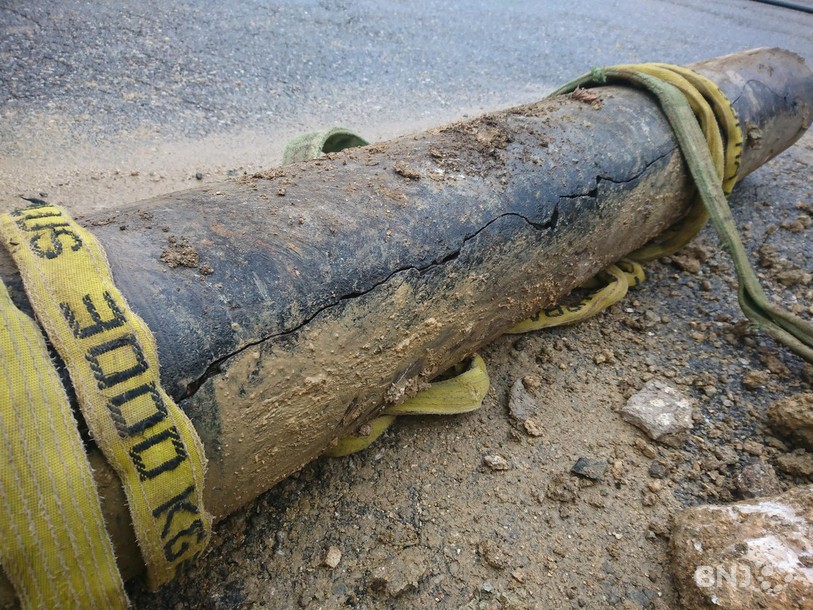 La canalisation s'est fissurée sur environ deux mètres.