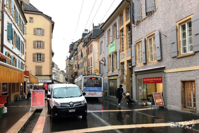 Des voitures et des bus qui encombrent la zone piétonne : ce ne sera plus le cas les samedis dès le 2 mars.