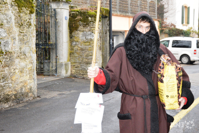 Le père fouettard d'Unia avec son sac de charbon et son balais muni de protestations, selon le syndicat, des employé-e-s et ex-employé-e-s de la Résidence des Trois Portes à Neuchâtel.