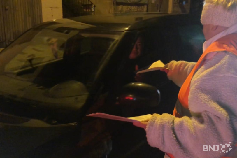 Distribution de tracts au Col-des-Roches pour promouvoir le Régional