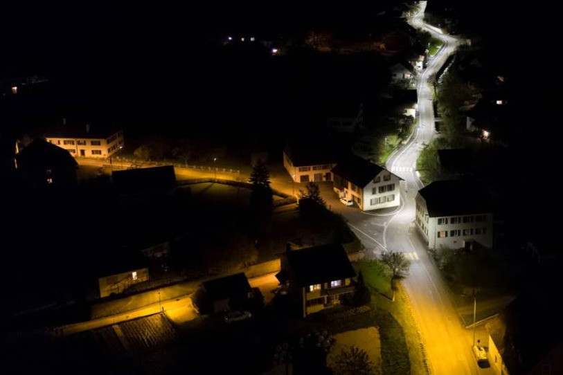 La différence entre l'éclairage traditionnel et l'éclairage LED (à droite) est frappant. (Image: commune de Mervelier)