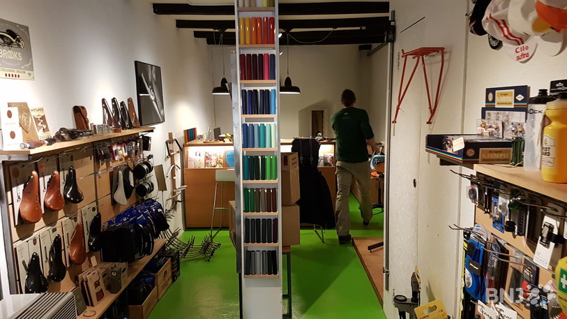 Dans le magasin, les clients peuvent choisir la couleur de leur cadre parmi différents coloris