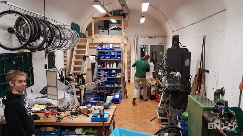 C'est dans cet atelier que Patrick Widmer réalise ses vélos, avec l'aide de son apprenti