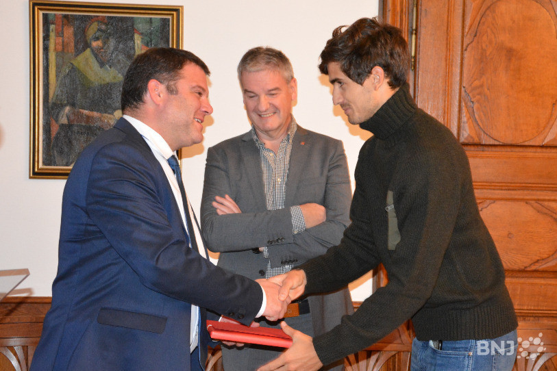 Le maire de Delémont Damien Chappuis (à gauche) a remis un livre et un chèque à Pierre-Hugues Herbert, sous les yeux de Claude Schluchter, conseiller communal en charge des sports.