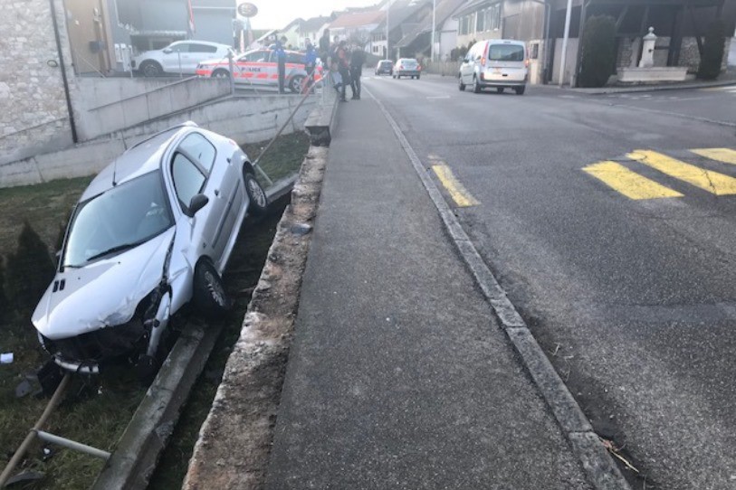 La voiture a fini sa course en contrebas de la route.