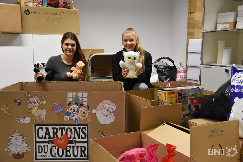 Léane Voisard et Mylène Flückiger ont pu remettre une grande quantité de produits vendredi aux Cartons du coeur au terme de leur opération de solidarité 