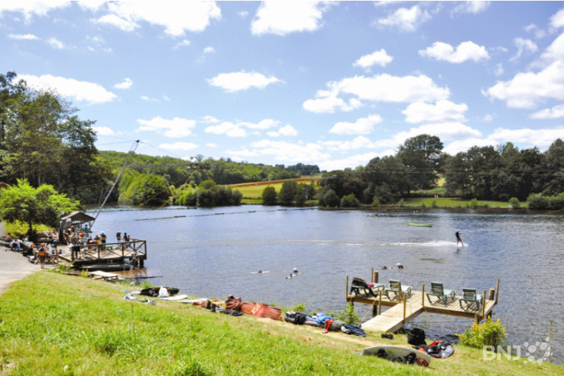 Le député Frédéric Lovis imaginait un plan d'eau qui pourrait ressembler à celui de la base de loisirs de Rouffiac, dans le Périgord (photo: guide-du-perigord.com).