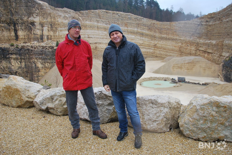 Alain Perrenoud du bureau environnemental le Foyard (à gauche) et Bruno Müller président du conseil d’administration de Steinbruch SA au milieu de la carrière du Vorberg.