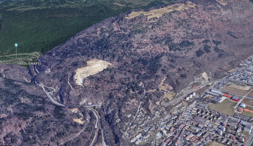 La Montagne-de-Boujean avec à droite, Bienne, et au centre en clair, la carrière du Vorberg. (Image : Google map)