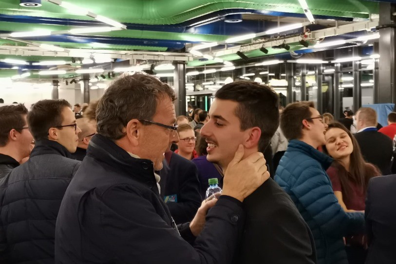 Louis Kroni félicité par le directeur de l'ECJ, Blaise Héritier.