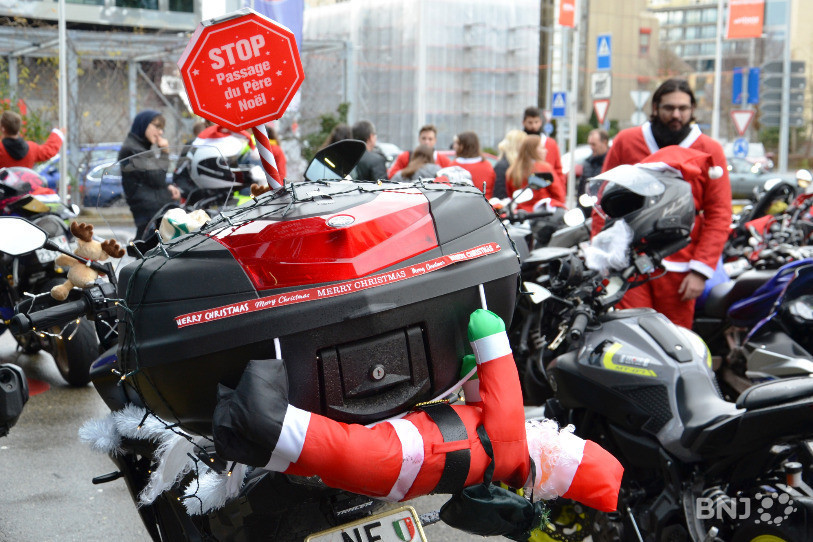Une centaine de motards déguisés en Père Noël ont défilé sur le littoral neuchâtelois samedi.