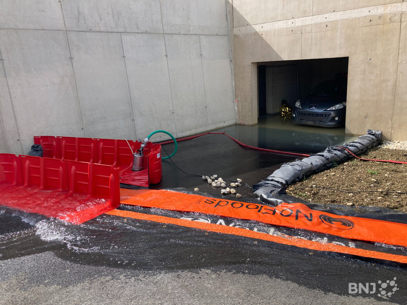 Au centre d'entraînement de la Presta à Travers, les pompiers peuvent notamment s'entraîner à faire face à des inondations.