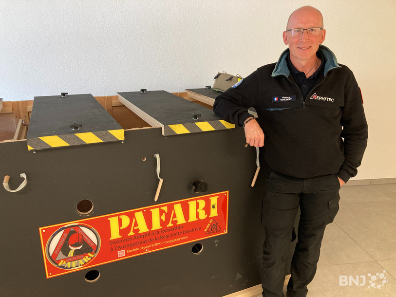 Thierry Guilbert, fondateur de Mephytech, devant la boîte qui permet de confronter les futurs sapeurs-pompiers à des montées de stress.