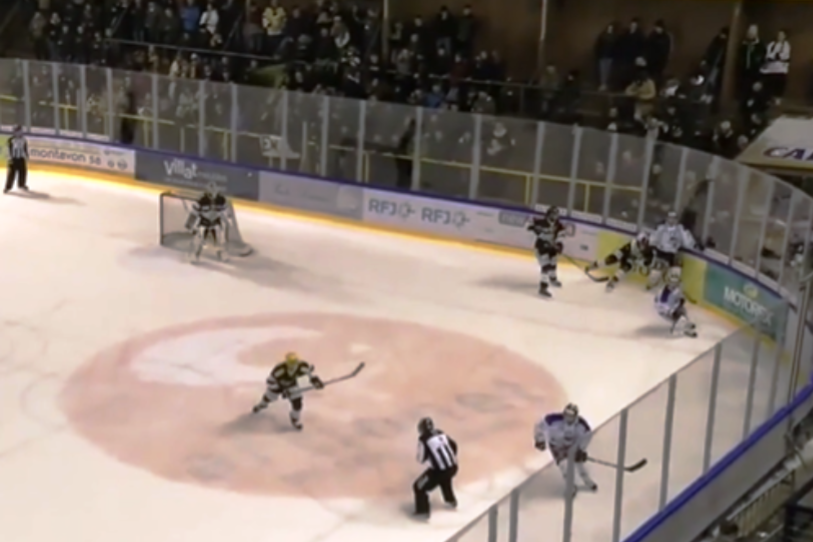 Bastien Pouilly avait été lourdement chargé à la tête par Michael Rudolf, en haut à droite de l'image. (Photo : capture d'écran d'une vidéo de Swiss Ice Hockey)
