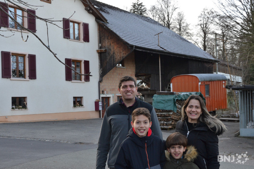Tiago Cortat De Melo et sa famille, devant la maison d'une des plus anciennes familles Cortat de Châtillon.