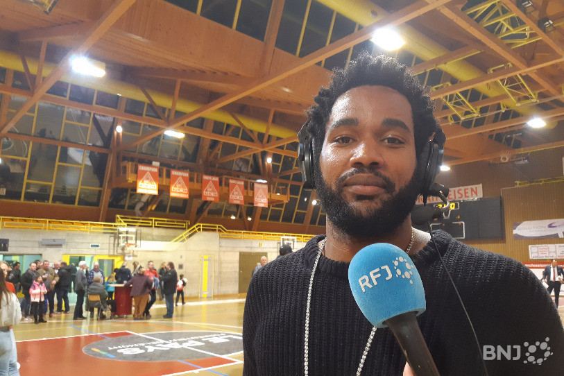 Grégory Lessort a profité de son passage pour revoir plusieurs visages connus et a accepté d’être consultant sur RFJ durant le match.
