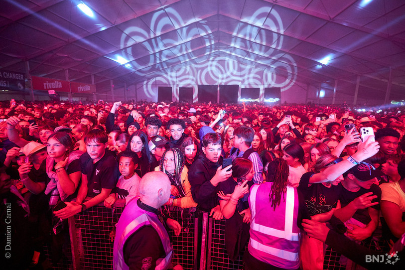 Le service de sécurité a sorti les plus jeunes de la foule au début du concert de Gazo. (Photo : Damien Carnal).