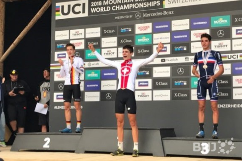 Alexandre Balmer laisse éclater sa joie face à la première marche du podium.
