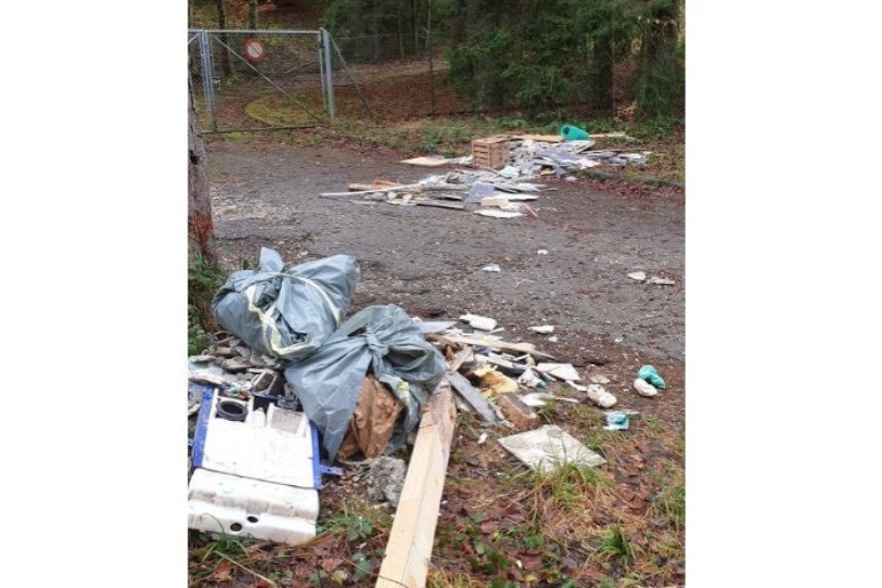 Les déchets inertes ont été découverts au même endroit où des pneus avaient été abandonnés en avril dernier (Photo : Auditeur reporter). 