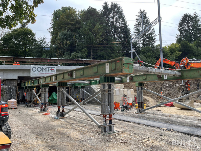 Le nouveau tablier du pont qui passe au-dessus de la Rue de l'Est, avec au premier plan l'engin qui a permis à le glisser sur l'ouvrage.
