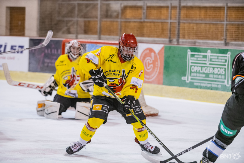 Maxence Bertrand et le HC Franches-Montagnes ont signé une remontada lundi soir à Delémont (photo : archives).