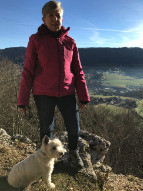 Fabienne Secchi et son chien Jack posent au lieu-dit « Le Rocher blanc » au-dessus de Loveresse. (photo: Fabienne Secchi)