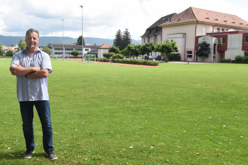Le maire de la commune fusionnée de Courrendlin, Joël Burkhalter, a été pris en photo devant le complexe scolaire du village.