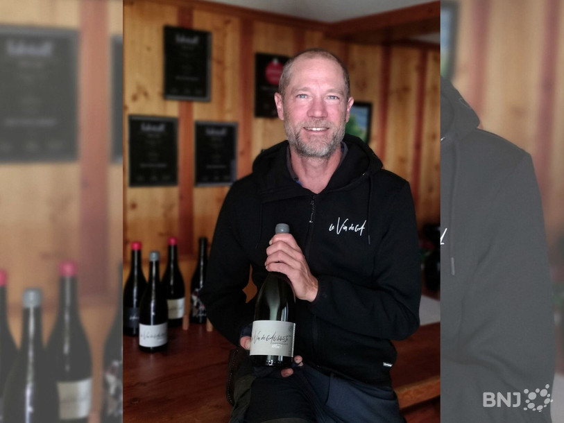 Alexandre Stauffer pose avec sa bouteille de vin distinguée par le prestigieux guide de vin Robert Parker. (Photo : Alexandre Stauffer)