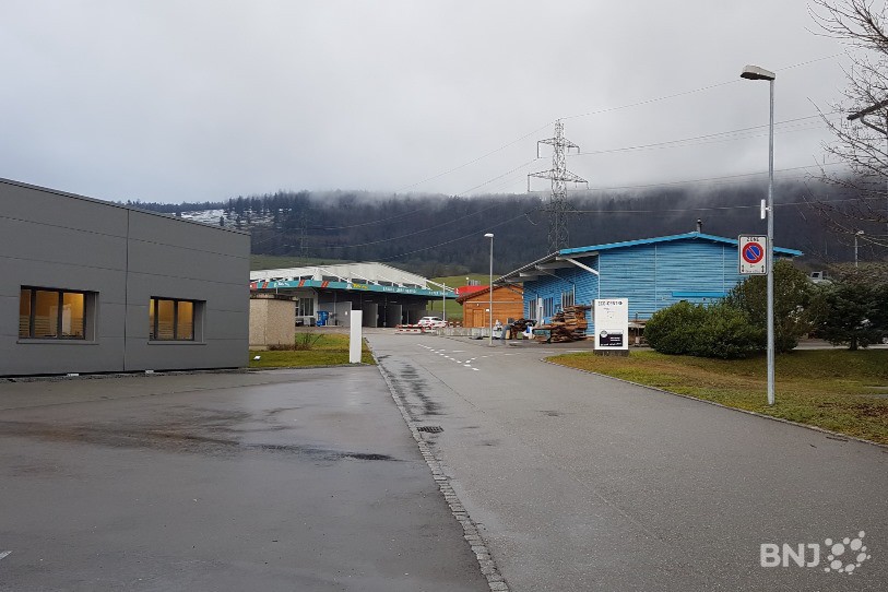 Les ambulances de sauvetage de l'Hôpital du Jura se postent régulièrement en zone industrielle de Glovelier.