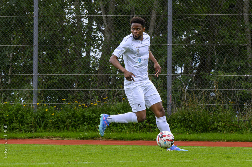 Owe Bonyanga a commencé la saison 2025/2026 sous les couleurs du FC Bosna Neuchâtel avant de rejoindre le club de la Charrière. (Photo d'archives : Bertrand Pfaff)
