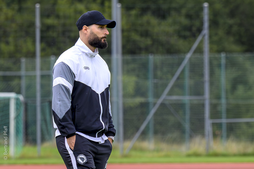 Le FC Bosna Neuchâtel et son coach Adan Rebronja voient la tête du classement s'éloigner. (photo : Bertrand Pfaff) 