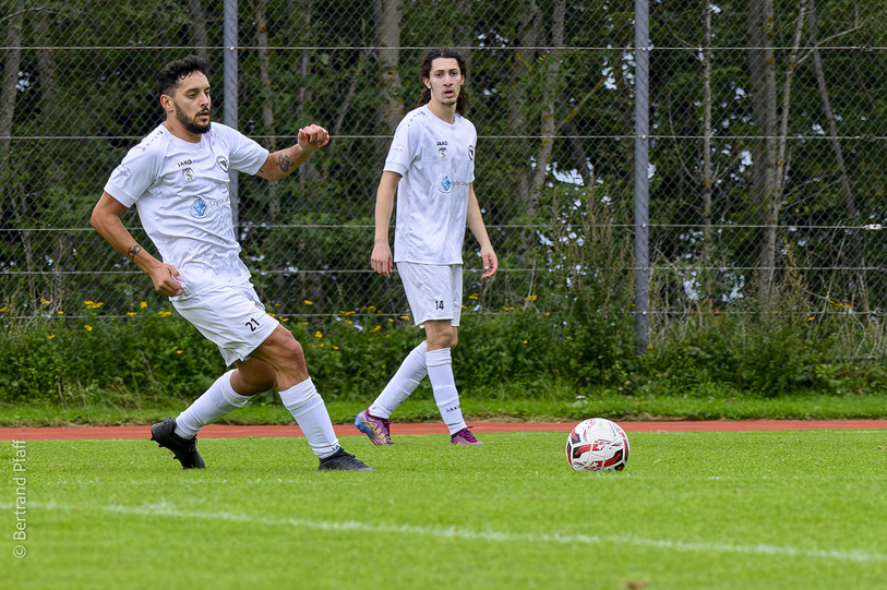 Les joueurs du FC Bosna n'ont pas résisté au leader. (photo : Bertrand Pfaff) 