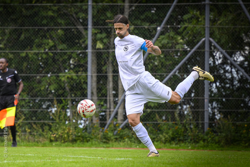 Mirza Mujcic et le FC Bosna Neuchâtel n’ont pas su trouver la faille pour décrocher les trois points face à l’AS Italiana, samedi, en 2e ligue interrégionale (Photo d’archive : Bertrand Pfaff).