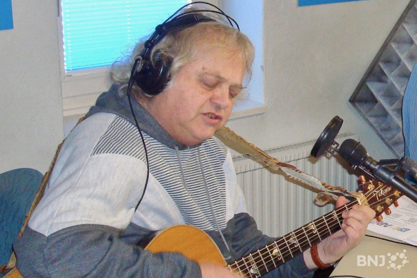 Michel Neuville dans les studios de RFJ.