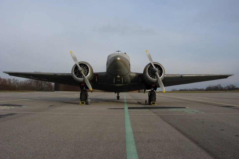 Le Beech Model 18 a atterri il y a quelques jours en Ajoie. Photo: Aérodrome du Jura