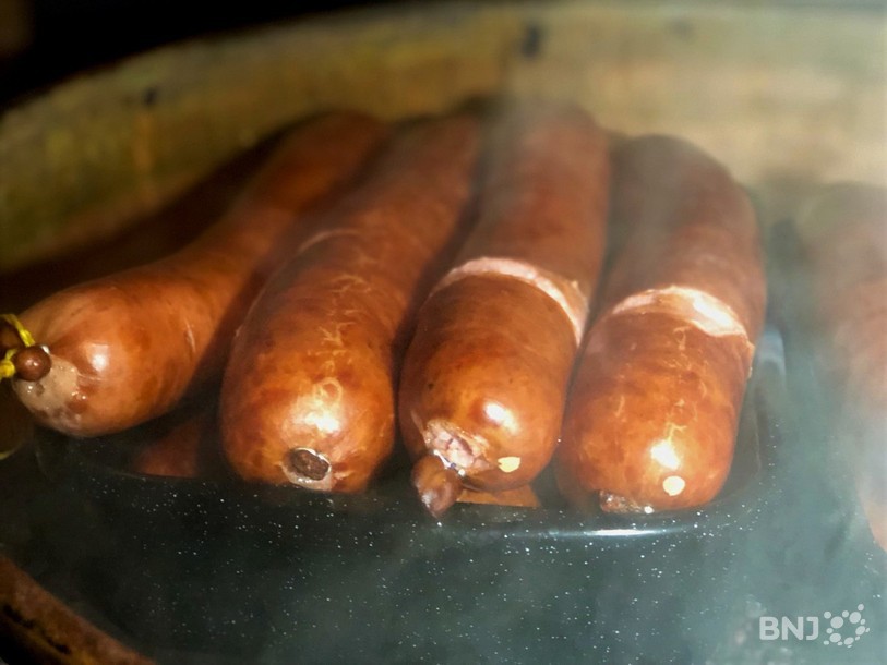 Les saucisses doivent cuire une heure à feu doux dans le marc de pinot noir.
