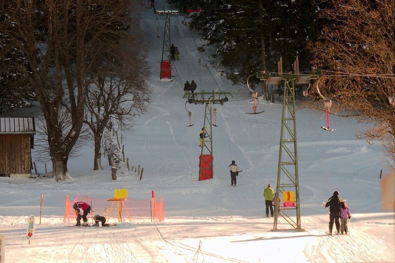 Aux Breuleux, ce n'est plus qu'une question d'heures avant que les amateurs de ski dévalent les pistes (photo : archives).